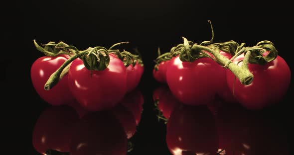 fresh coktail tomatoes close up  alt