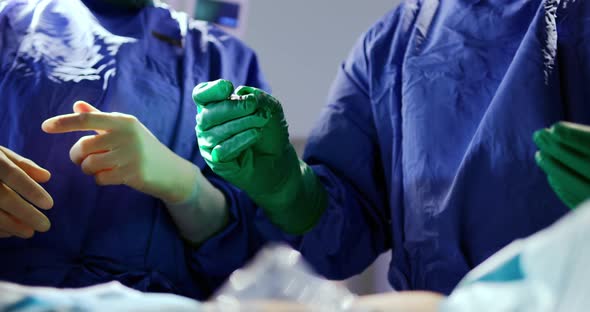 Surgeons performing operation 4k alt