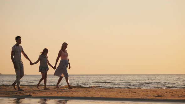 Friendly Family Walks By the Sea Hold Hands alt