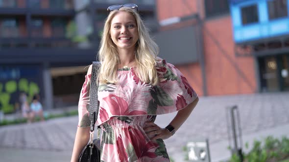 Adorable Young Woman in Park alt