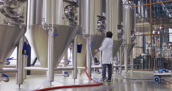 Brewery Worker in Work Process alt