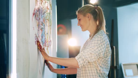 Painting Woman is Smiling During Arttherapy Session alt