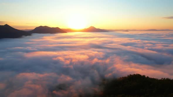 4K Sun is rising above sea of clouds until the horizon alt