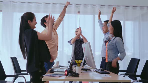 Successful Business People Celebrating Project Success at Office alt