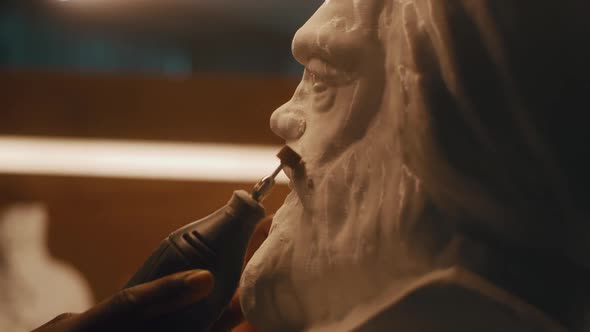 Crop Sculptor Polishing Plaster Head alt