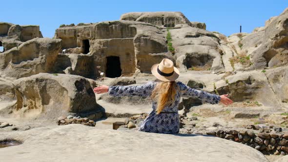 Tourists in Georgia in the City of Uplistsikhe alt