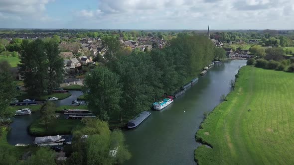 River Thames In Abingdon Town Near Oxford City, UK With A Beautiful Green Landscape During Summer. - alt