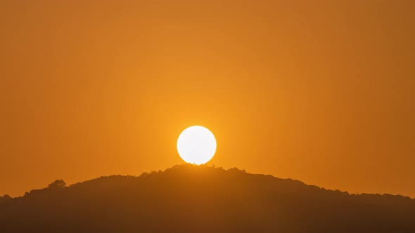 220427_Beautiful Clear Big Sun at Sunrise or Sunset alt