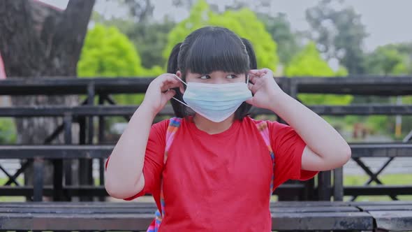 girl wearing a mask Demonstrate protection against COVID-19