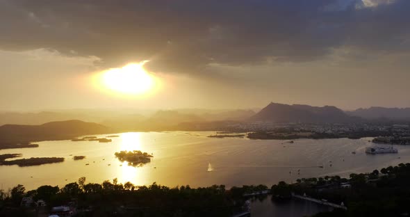 Sunset view of Udaipur city skyline and lake Pichola time lapse. alt
