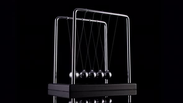 Newton's Cradle Slow Motion alt