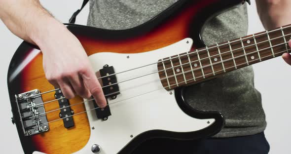 Hands playing the electric guitar alt