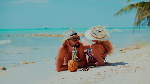 Honeymoon Holidays. Happy Romantic Couple On Vacation Weekend.Lovers Couple Honeymoon On Bahamas alt
