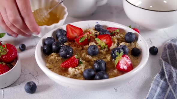 Summer oatmeal with berry