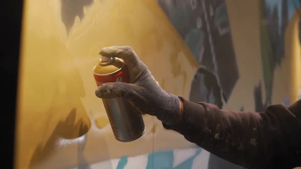 "Push in" shot of man doing graffiti. Street art concept in slow motion. 1080p alt