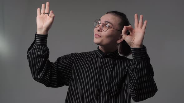 Unusual Man Shows Okay alt