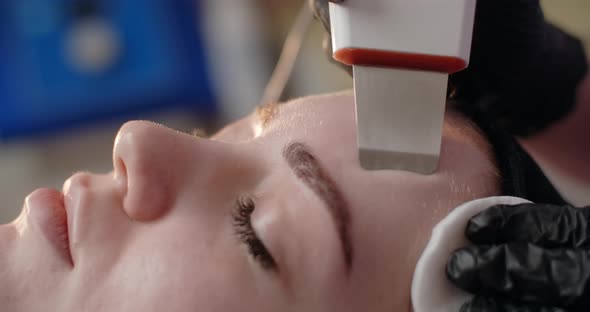 Machine Cosmetology Procedures Ultrasonic Peeling for the Woman's Face Skin Rejuvenating and alt