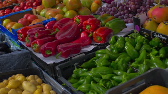 Puesto de Frutas y Verduras / Mercadillo / Puesto amulante callejero / Pimientos rojos y verdes