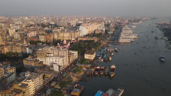 Bird's-eye View of the Buriganga River with the densely populated city of old Dhaka in Bangladesh. alt