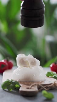 Burrata Cheese Grinding Spsicing