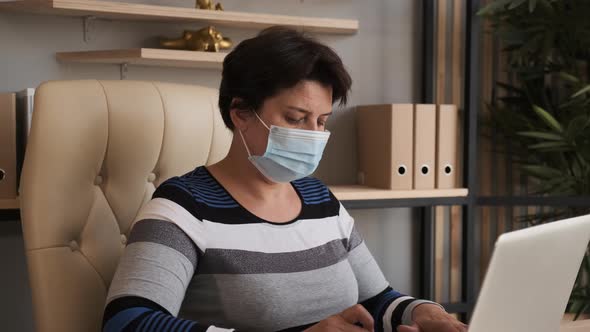 Business Women Wear Masks To Protect and Take Care of Their Health alt