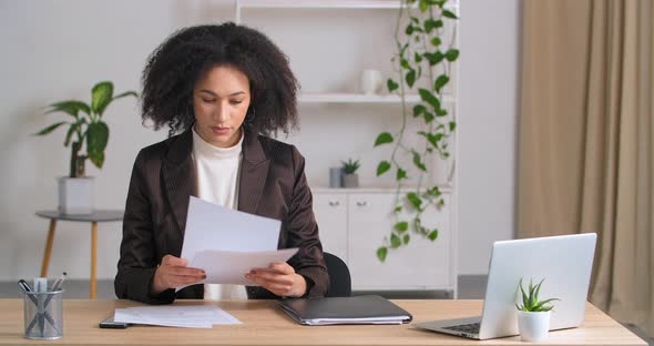 Business Woman Manager Boss Entrepreneur Afro American Girl Sitting at Table in Modern Office alt