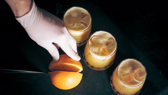 Bartender Makes Cocktails alt