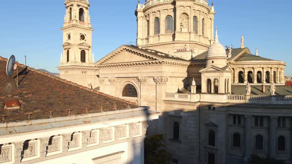 Slow reveal of St. Stephen's Basilica in Budapest alt