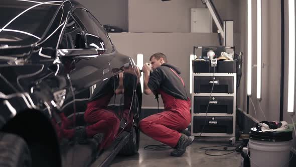 Polishing Car with Polish Mashine alt