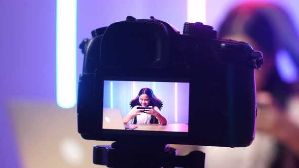 Display Camera Of Asian Kid Girl Playing Video Game With Phone Then Lose The Game While Live Stream alt