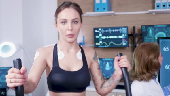 Female Doctor in Sport Science Talking with Her Assistant About Their Study alt