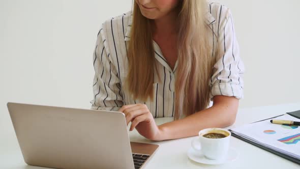 Blonde Business Woman Working at Modern Office alt