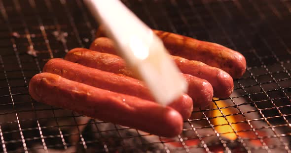 Grilling sausage on the metal net alt