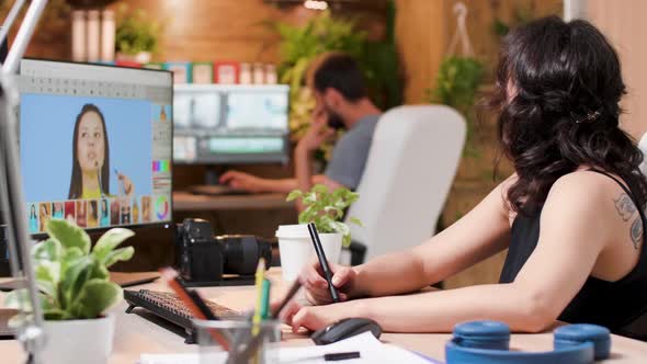 Female Photographer Asks for Advice From Her Colleague alt