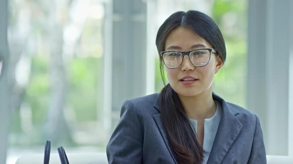 Asian Businesswoman Talking with Businessman alt