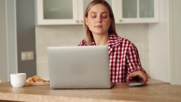 Smiling blonde woman talking with someone on the phone alt