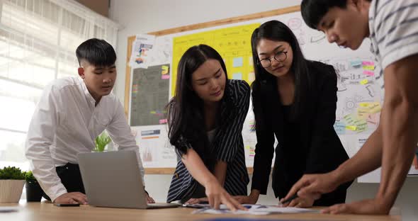 Woman team leader coach mentor talk employee alt