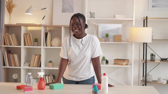 Maid Lifestyle House Cleaning Housewife Tidy Home alt