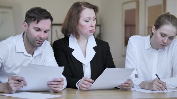 Businesswoman Discussing Project with Workers alt