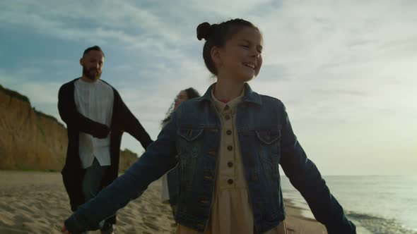 Parents Girl Walk Coast By Sunrise Sea Waves alt