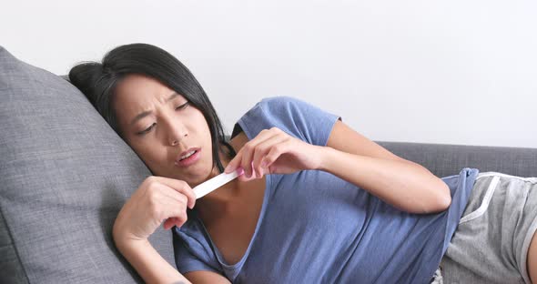 Woman got negative result of pregnant test  alt