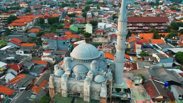Aerial view of the largest Mosque in Jakarta. alt