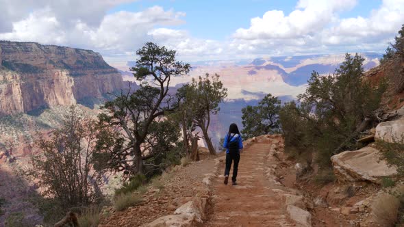 Girl walking on the hiking trail at Grand Canyon South Rim, Arizona, USA alt
