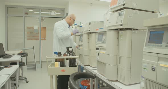 Scientist working with mass spectrometer in a pharmaceutical laboratory conducting experiments alt