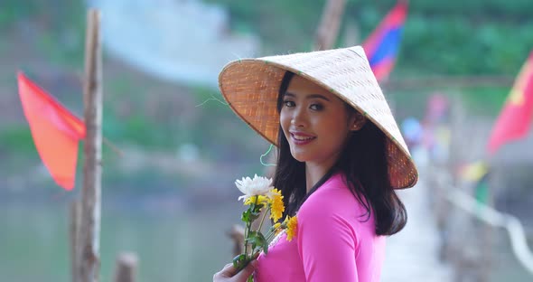 Vietnamese Woman With Traditional Vietnam Hat Pose And Smiling, Stock ...