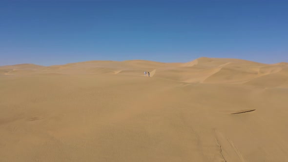 Aerial view of sand dunes at The Lange Wand, The Namib Desert, Namibia. alt