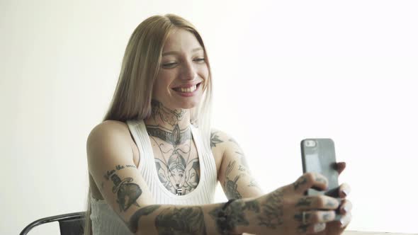 Young woman taking selfie with smart phone alt