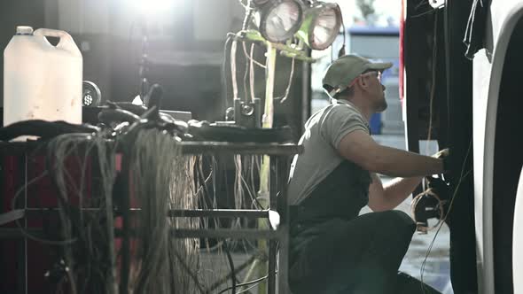 Troubleshooting Electrical Problems In Bus. 