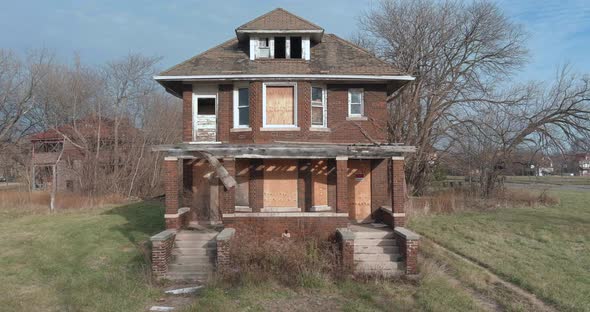 Drone view of dilapidated house in a Detroit neighborhood. This video was filmed in 4k for best imag alt