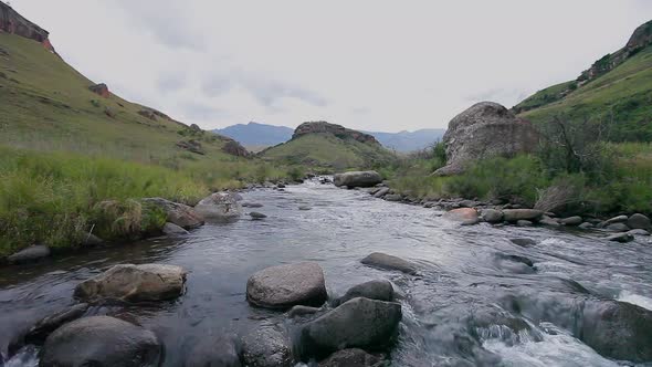 A quiet steam up in the drakensberg of South Africa. The Bushman river during winter alt